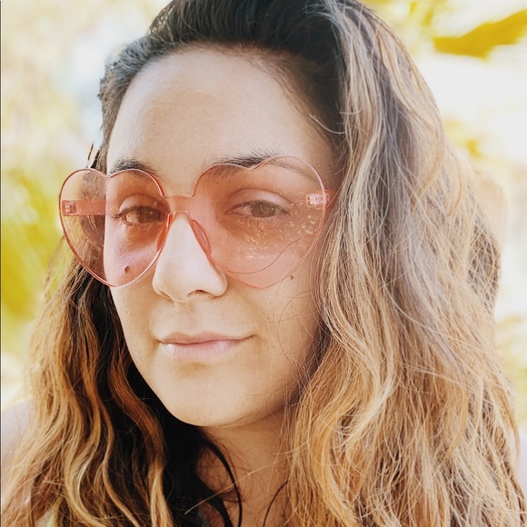 Meet your Posher, Candice - Picture 2 of 3